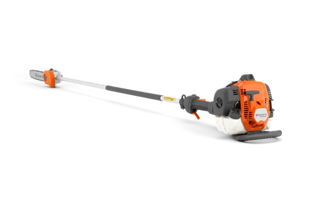 Küljevaade pika ulatusega mootoriga kettsaest, stuudiopilt.