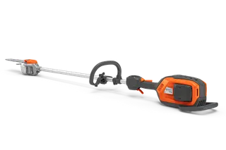 Husqvarna 530iPX Mark II. Zijaanzicht van een stoksnoeizaag met kettingzaagkop op een lange as, studioproductafbeelding.