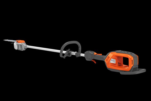 Studiobilde fra siden av en stangsag med motorsaghode og bakre håndtak med batterispor.