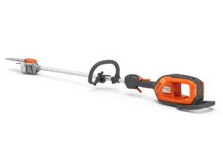 Husqvarna 530iPX Mark II. Zijaanzicht studio-opname van een stoksnoeizaag met kettingzaagkop en achterhandgreep met accusleuf.