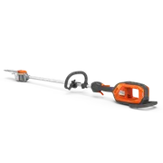Husqvarna 530iPX Mark II. Zijaanzicht studio-opname van een stoksnoeizaag met kettingzaagkop en achterhandgreep met accusleuf.