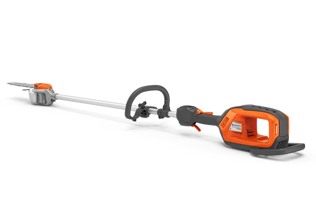 Husqvarna 530iPX Mark II. Zijaanzicht studio-opname van een stoksnoeizaag met kettingzaagkop en achterhandgreep met accusleuf.