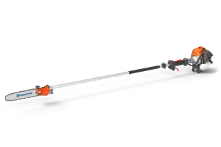 Husqvarna PSA10 Pole Saw Attachment. Vista lateral de un accesorio de motosierra Husqvarna para motosierra de poda.