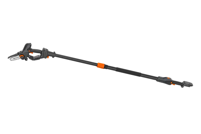 Bočný pohľad na teleskopickú tyčovú pílu s výsuvným hriadeľom a rezacím kotúčom.