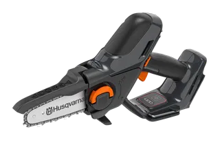 Vy från sidan av en motorsåg från Husqvarna med ergonomiskt handtag och batterifack.
