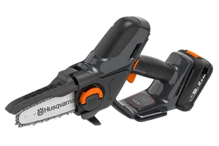 Vy från sidan av en batteridriven Husqvarna-motorsåg med ergonomiskt handtag.