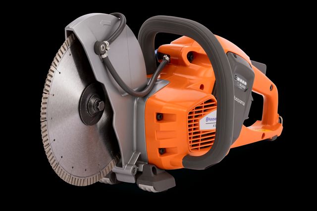 Vue latérale d’une découpeuse Husqvarna avec poignée ergonomique.