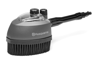 Πλαϊνή όψη ενός εξαρτήματος βούρτσας καθαρισμού Husqvarna με τρίχες και εύκαμπτο σωλήνα σύνδεσης.