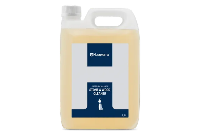 Framifrån av en Husqvarna-högtryckstvätt, en sten och en trärengöringsflaska.