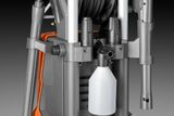 Close-up de uma máquina de lavar de pressão com uma garrafa de detergente incluída.