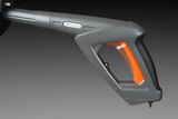 Nahaufnahme eines Handgriffs eines Husqvarna Produkts mit ergonomischem Design und einem Pfeil, der die Griffeinstellung anzeigt.