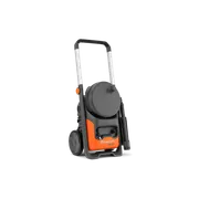 Vooraanzicht van een Husqvarna hogedrukreiniger met wielen en slanghaspel.