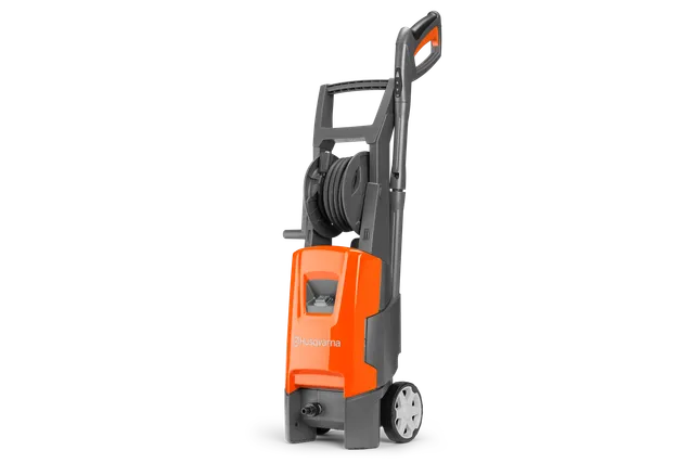 Framifrån av en högtryckstvätt från Husqvarna med slangvinda och hjul.