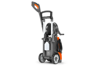HUSQVARNA PW350 Nettoyeur haute pression. Vue arrière d’un nettoyeur haute pression portatif avec enrouleur de tuyau et bouteille de détergent.