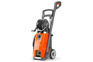 Vorderansicht eines Husqvarna Hochdruckreinigers mit Schlauchtrommel und Rädern.