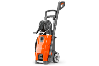Vue de face d’un nettoyeur haute pression Husqvarna avec dévidoir et poignée ergonomique.