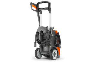 HUSQVARNA PW345C Nettoyeur haute pression. Vue arrière d’un nettoyeur haute pression portatif avec roues et accessoires pour tuyau.