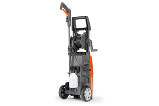 HUSQVARNA PW125 Nettoyeur haute pression. Vue arrière d’un nettoyeur haute pression avec dévidoir portable et fixation pour bidon de détergent.