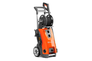 HUSQVARNA PW480 Nettoyeur haute pression. Vue de face d’un nettoyeur haute pression Husqvarna avec dévidoir et poignée ergonomique.