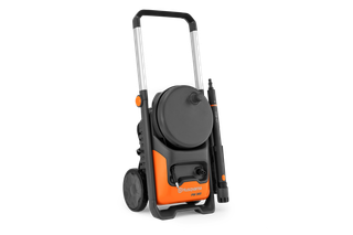 Husqvarna PW 360. Vue de face d’un nettoyeur haute pression Husqvarna avec roues et flexible.