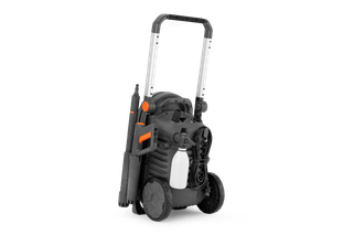 Husqvarna PW 370. Vue de face d’un nettoyeur haute pression compact avec roues et attache flexible.