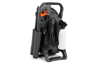 Husqvarna PW 130. Vue de face d’un nettoyeur haute pression avec tuyau, pistolet pulvérisateur et bidon de détergent fixés.