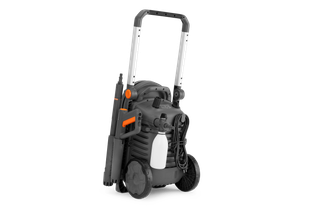 Husqvarna PW 360. Vue de face d’un nettoyeur haute pression portatif avec roues et une poignée.