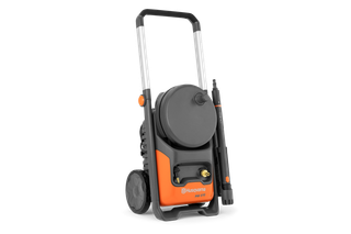Husqvarna PW 370. Vue de face d’un nettoyeur haute pression Husqvarna avec roues et dévidoir.