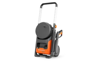 Vooraanzicht van een Husqvarna hogedrukreiniger met wielen en slanghaspel.