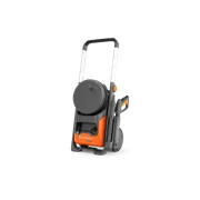 Vooraanzicht van een Husqvarna hogedrukreiniger met wielen en slanghaspel.