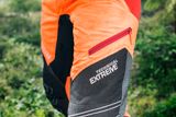 Робочі штани крупним планом із логотипом «Technical Extreme» на відкритому повітрі.
