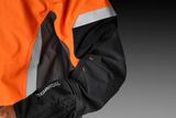 Techninės darbo striukės rankovės su šviesą atspindinčiomis juostelėmis stambiu planu.