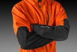 Persona que lleva ropa de trabajo funcional con los brazos cruzados.