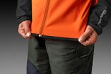 Persona con equipo de trabajo, sosteniendo la parte inferior de una chaqueta.