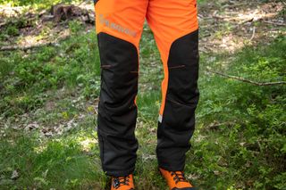 安全性を考慮したチェンソー用ズボンおよび作業用ズボン | Husqvarna JP