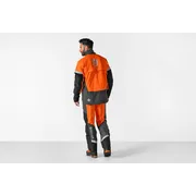 Personen är vänd bort med arbetskläder från Husqvarna.