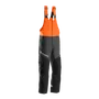 Vista frontal de calças de trabalho Husqvarna com suspensórios.