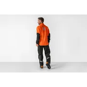 Persona de espaldas vestida con pantalones y equipo de trabajo Husqvarna para motosierra.