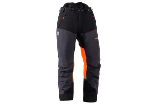 Sett forfra av Husqvarna-motorsagbukser designet for arbeidsmiljøer.