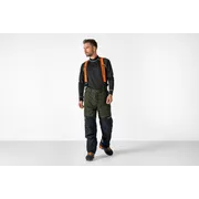 Person som bär arbetskläder med hängslen och skyddsbyxor.