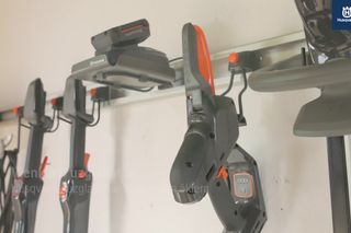 Husqvarna Aspire™ P5-P4A. Features and how to use Aspire Pruner P5-P4A + with pole 73sec LV