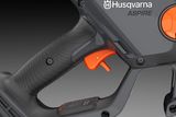 Nærbilde av et håndtak til et Husqvarna Aspire-produkt med ergonomisk design.