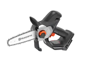 En batteridriven kvistsåg från Husqvarna med ergonomiskt handtag från sidan.