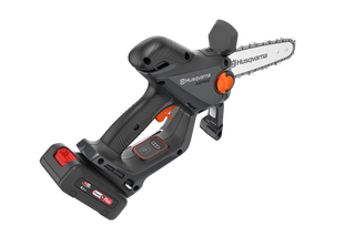 Vy från sidan av en batteridriven Husqvarna-kvistsåg med synligt batterifack.