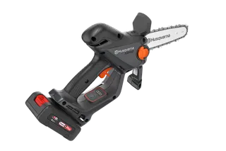 Side av en batteridrevet grenkutter fra Husqvarna med batterirommet synlig.