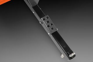 Vue latérale d’un support métallique avec des trous de montage et un crochet.