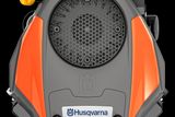 Vue de dessus d’un moteur Husqvarna HV 586AE mettant en valeur son design et ses composants.