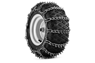 Sivukuva renkaasta, johon on kiinnitetty lumiketjut.