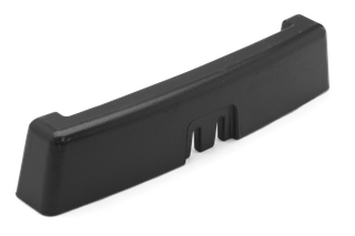 Vue latérale d’un composant en plastique noir avec un motif cranté.