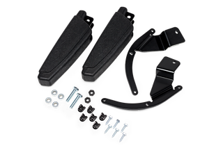 Een set van verschillende hardwarecomponenten, waaronder beugels, moeren, bouten en ringen.